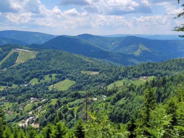 wiosna w beskidach szałas na kamieńcu widok z klimczoka